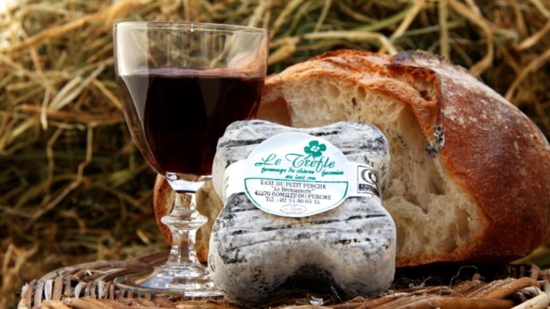 Produits du terroir : verre de vin, trèfle et pain