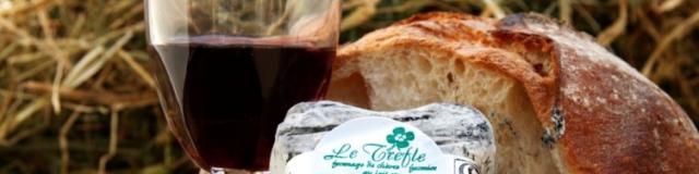Produits du terroir : verre de vin, trèfle et pain