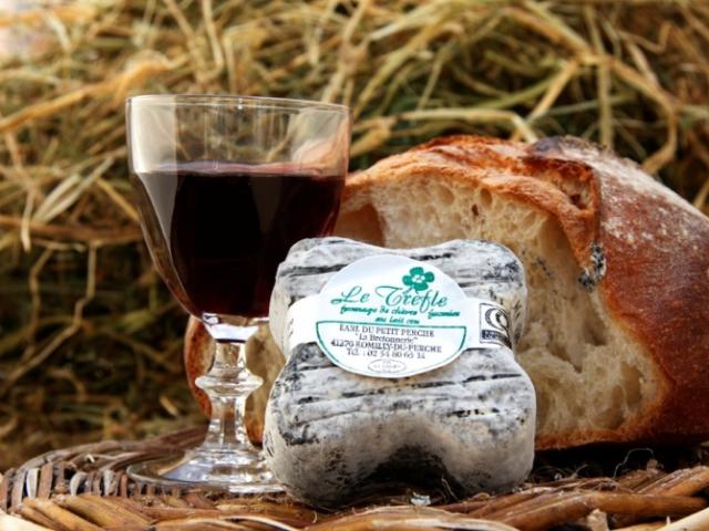 Produits du terroir : verre de vin, trèfle et pain