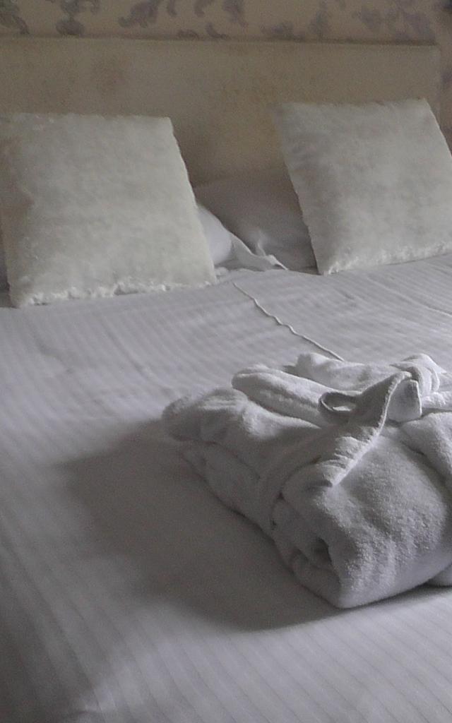 Lit dans une chambre d'hôtel en Vendômois