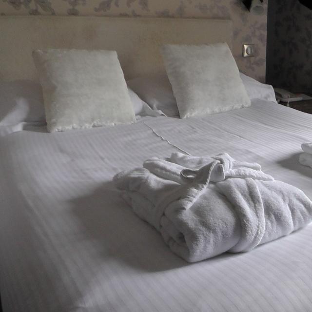 Lit dans une chambre d'hôtel en Vendômois