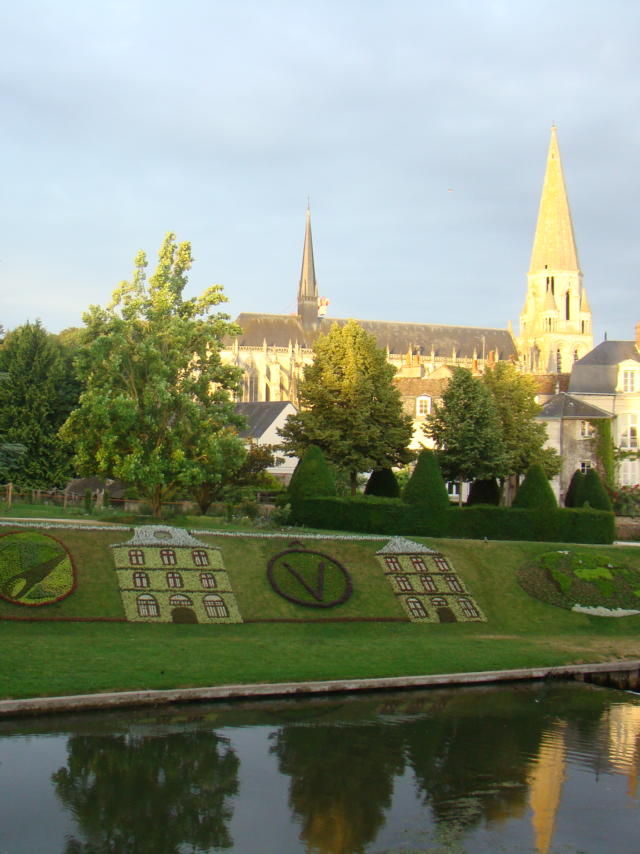 Mosaïculture sur la pente des Petits Jardins à Vendôme