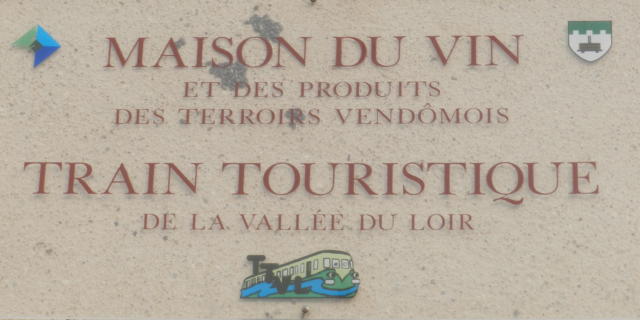 Enseigne de la Maison du Vin à Thoré-la-Rochette