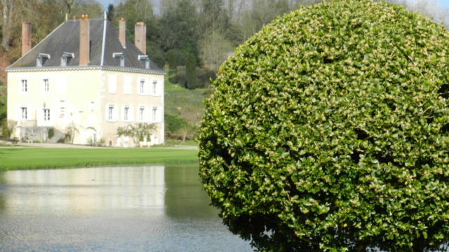 Vue sur le Jardin du Plessis Sasnières au printemps