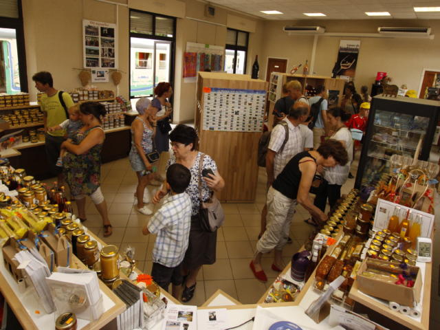Intérieur de la Maison du vin et des produits du terroir de Thoré-la-Rochette