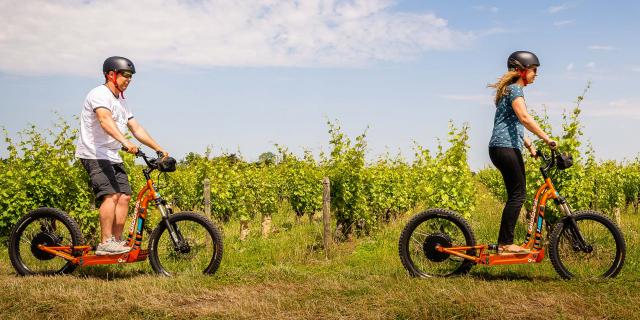 Balade dans les vignes en trottinette électrique [Credit Adttouraine Jc Coutand 2029 23]