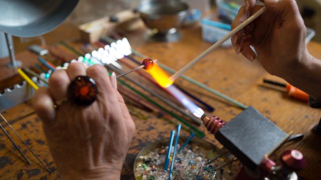 Fileuse de verre en plein travail