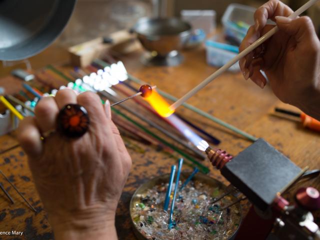 Fileuse de verre en plein travail