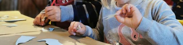 Deux enfants pendant un atelier à la Commanderie d'Arville