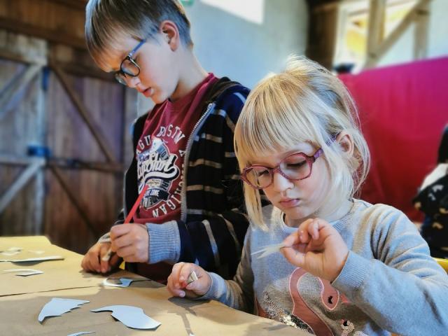Deux enfants pendant un atelier à la Commanderie d'Arville