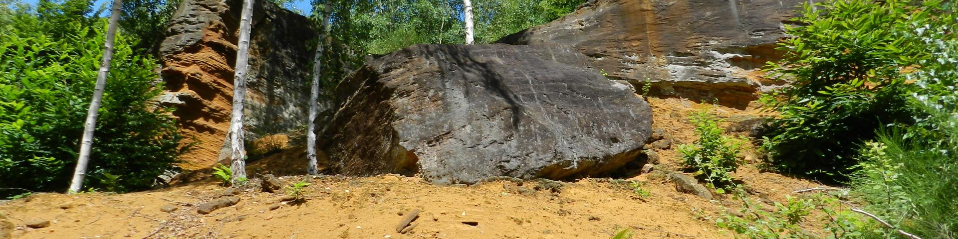 Ancienne carrière avec de la pierre orangée
