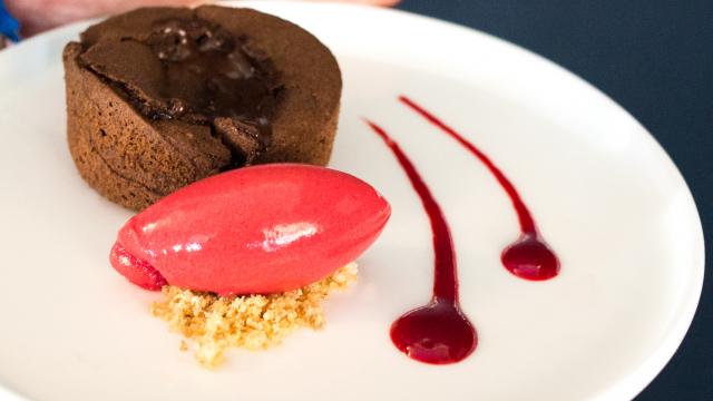 Assiette de desssert dans un restaurant gastronomique