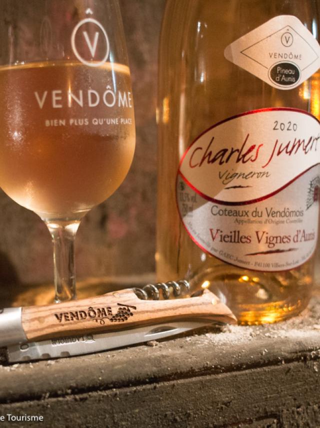 Bouteille et verre de vin Caves Jumert