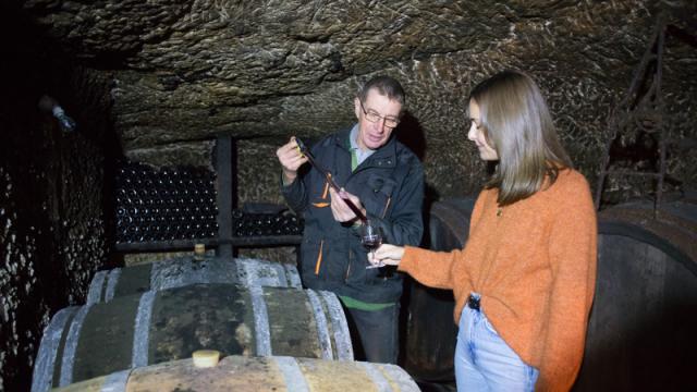 Dégustation de vin avec le vigneron et une cliente