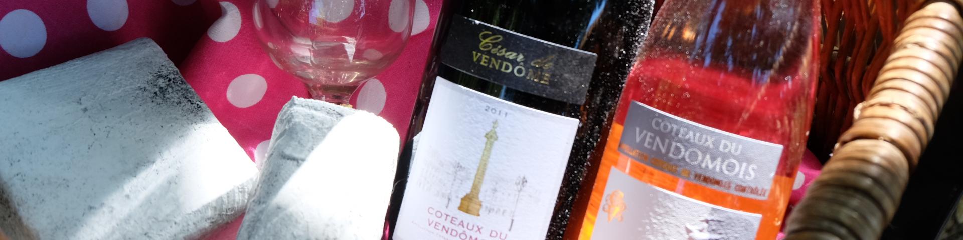Panier avec bouteille de vin, fromage...