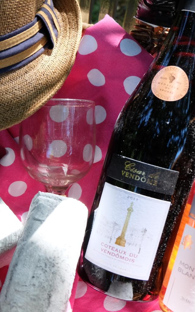 Panier avec bouteille de vin, fromage...