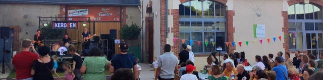 Concert avec une multitude de personnes