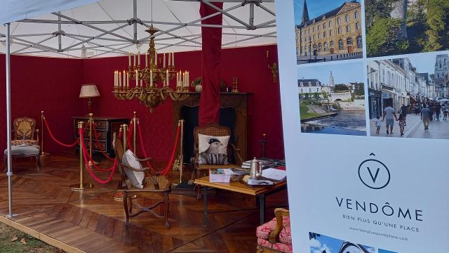 Reconstitution d'un salon avec lustre, marqueterie, fauteuil, table basse