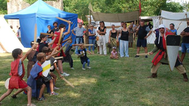 Spectacle de chevaliers avec du public enfants