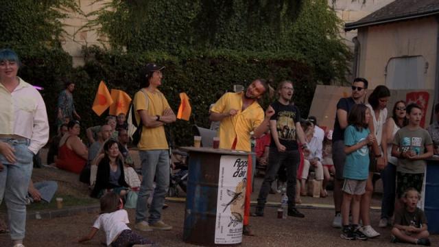 Groupe de personnes qui danse et se désaltère