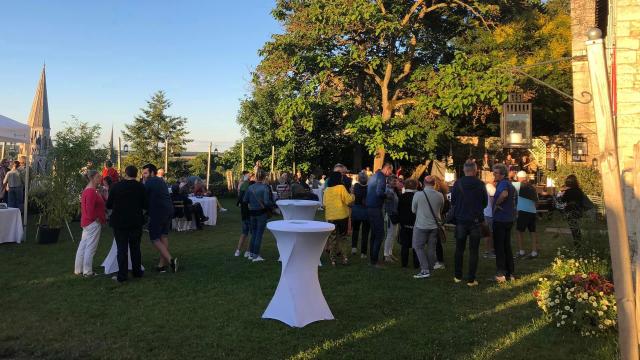 Public dans jardin avec mange debout