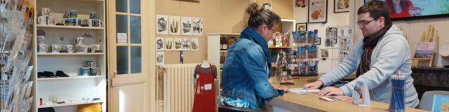 Agent d'accueil qui renseigne une touriste