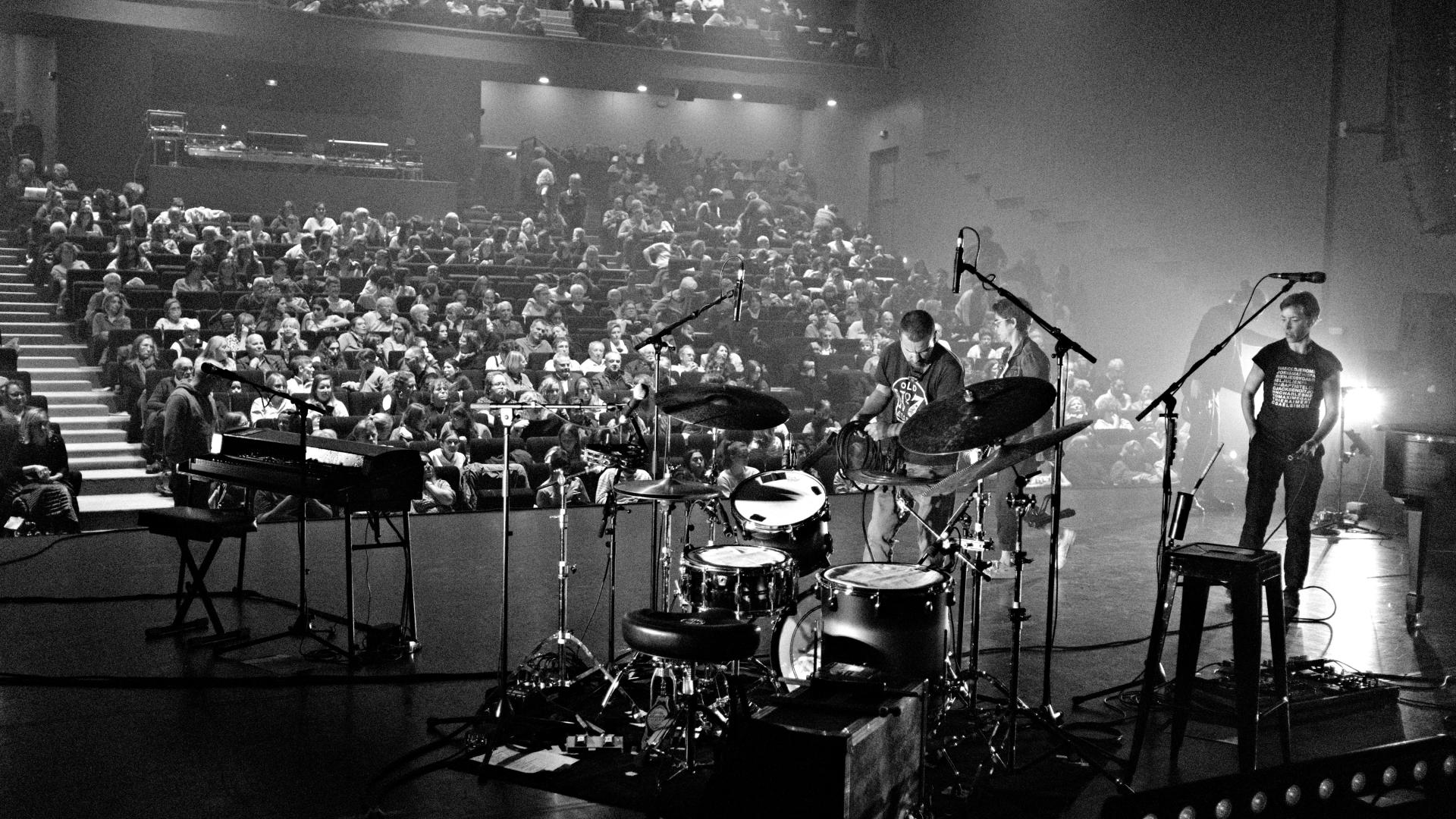 Concert : spectateurs devant la scène avec groupe - Photo en noir et blanc