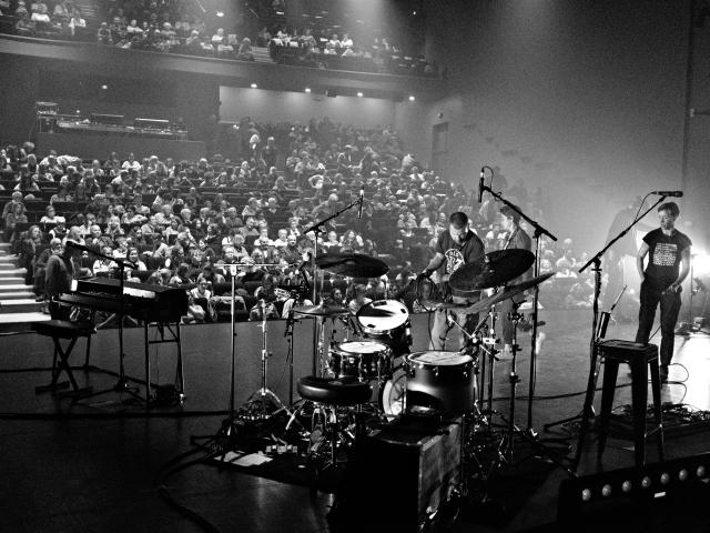 Concert : spectateurs devant la scène avec groupe - Photo en noir et blanc