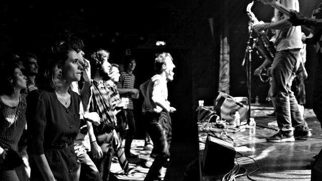 Concert : spectateurs devant la scène avec groupe - Photo en noir et blanc