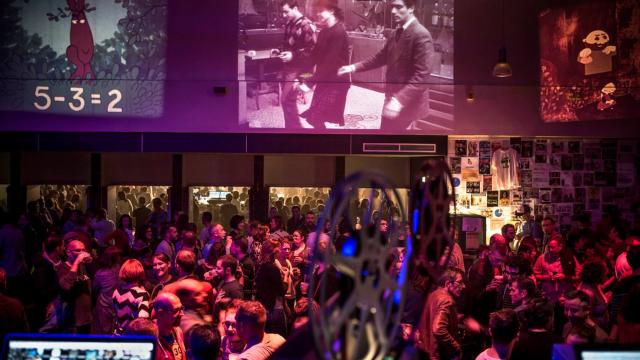 Festivaliers au premier plan et visuels au second