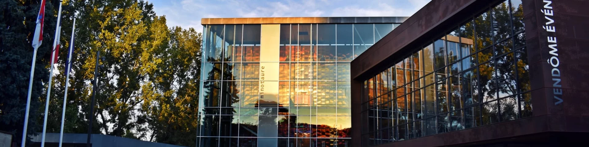 Façade d'une salle de spectacle avec des vitres