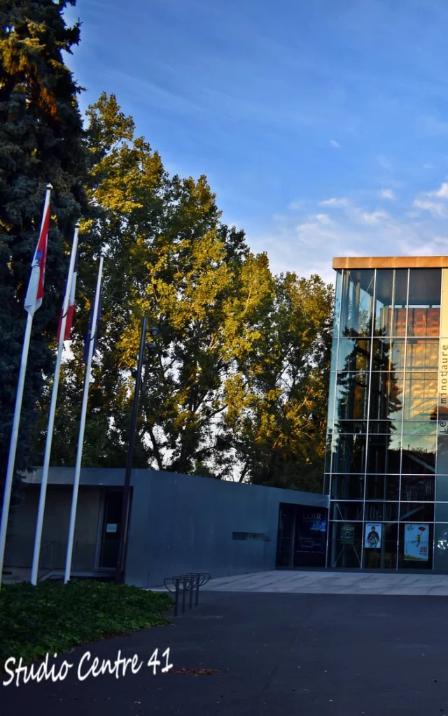 Façade d'une salle de spectacle avec des vitres