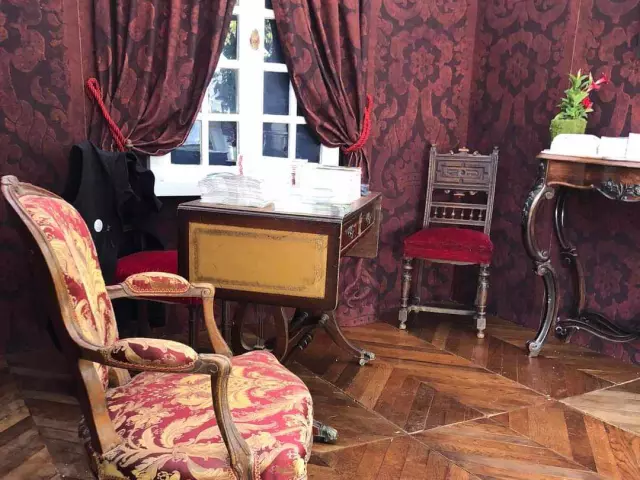 Stand avec artisans d'art de la marque Vendôme : mobilier, chaises, tableaux, rideaux