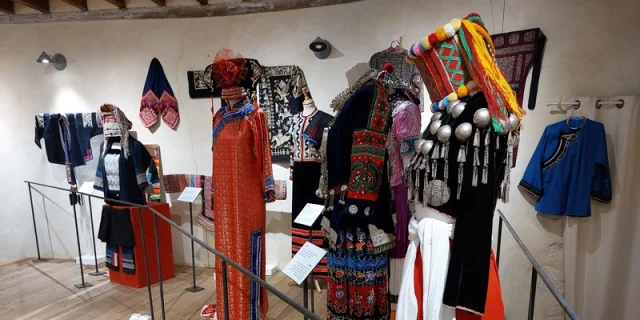 Présentations de plusieurs costumes du monde entier sur mannequins