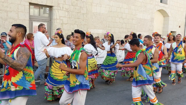 Danseurs de folklore dans la rue