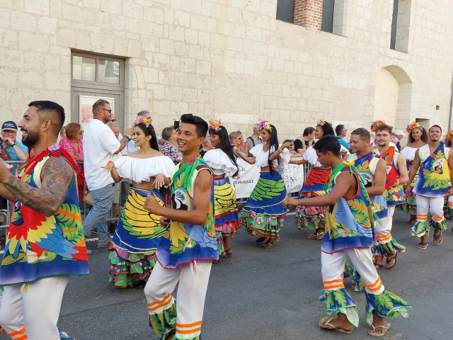 Danseurs de folklore dans la rue