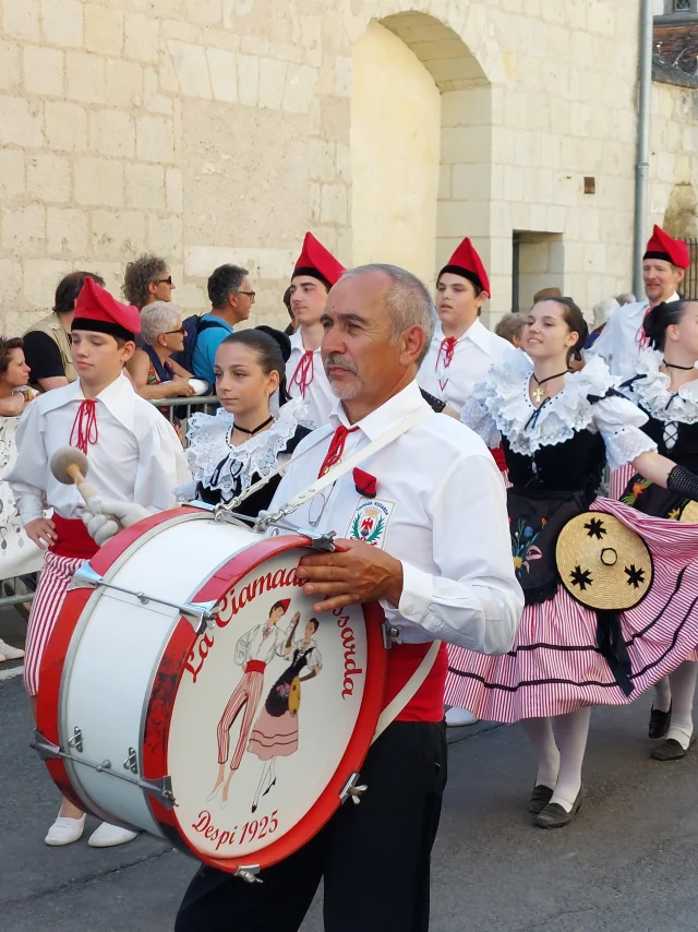 Danseurs de folklore dans la rue