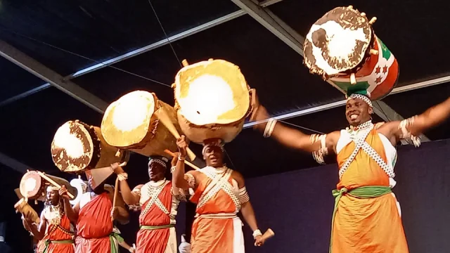 Danseurs de folklore sur scène dans un chapiteau