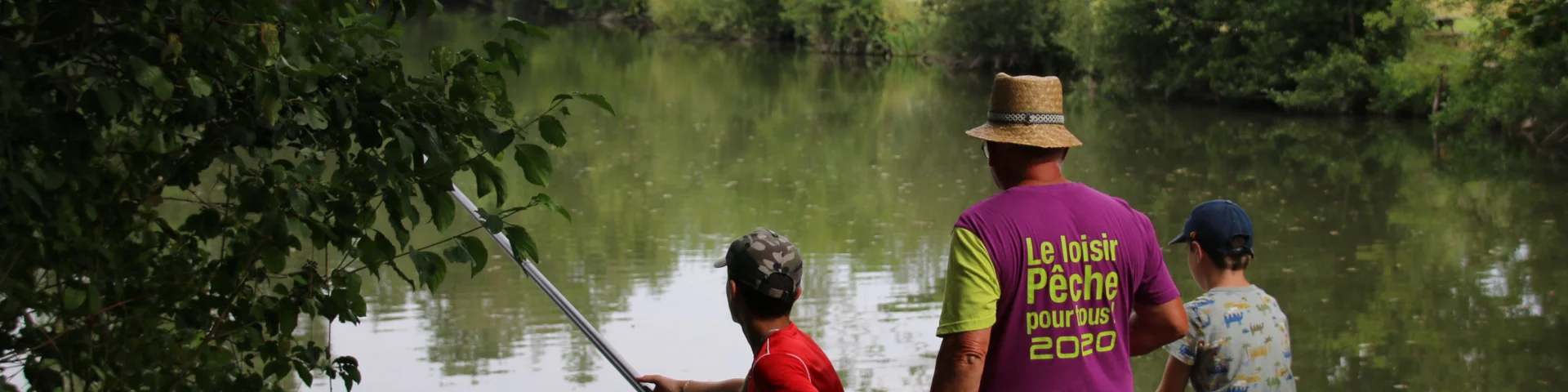 Trois pêcheurs de dos en train de pêcher