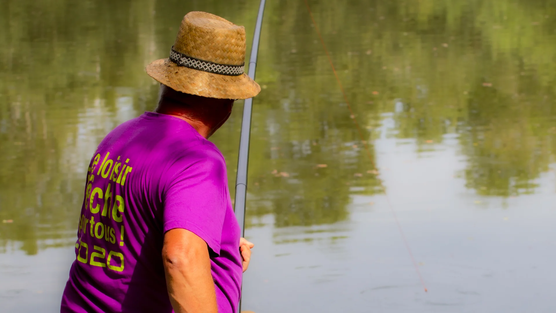 Pécheur de dos en train de pêcher