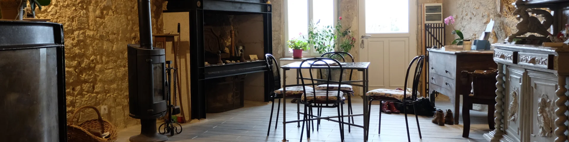 Cuisine dans un gîte troglo (bar, cheminée, table et chaise)