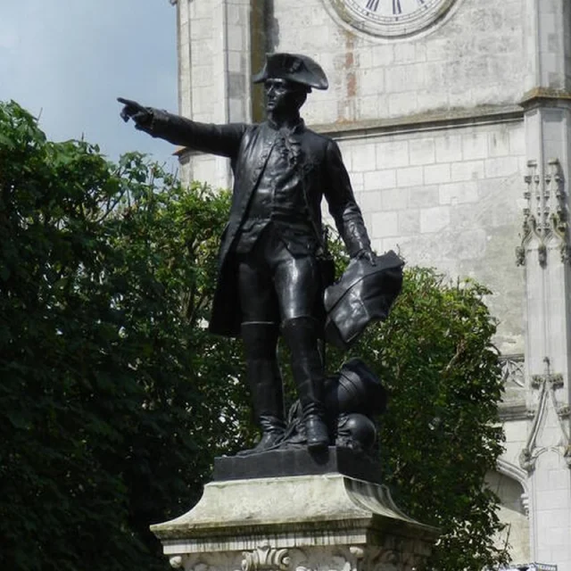 Statue de Rochambeau sur socle en pierre à proximité d'arbres en ville