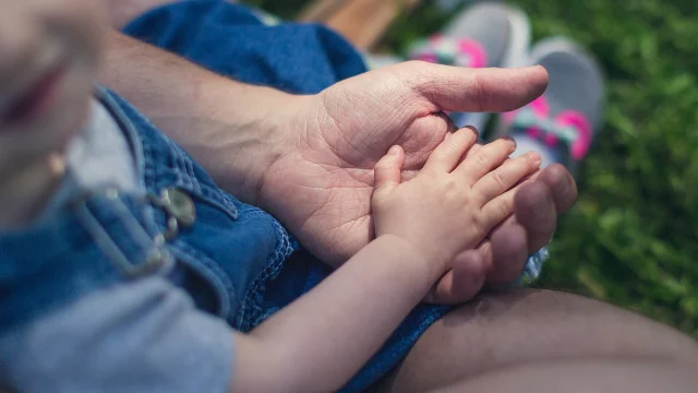Main d'un papa et d'une petit