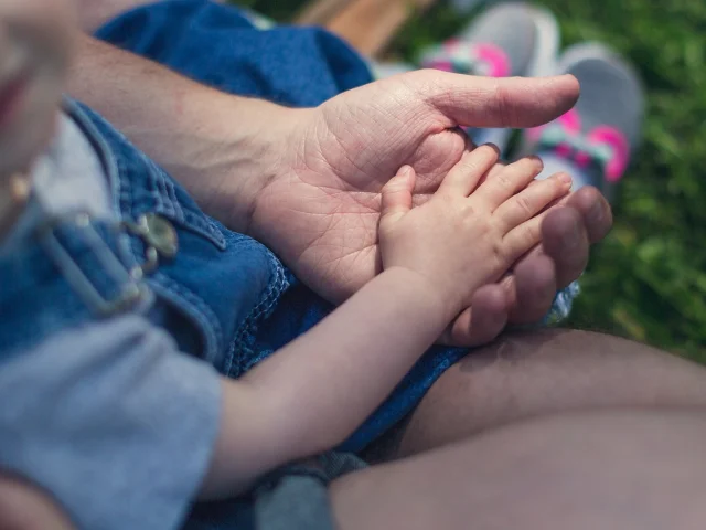 Main d'un papa et d'une petit
