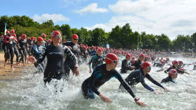 Nageurs dans un plan d'eau lors d'un triathlon