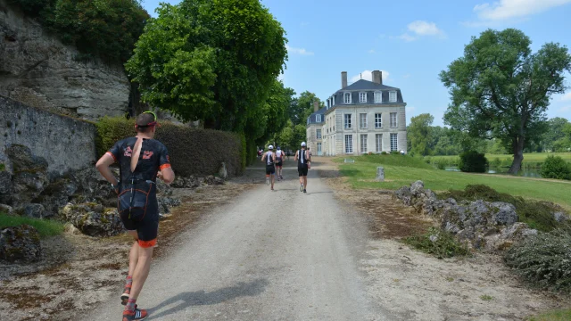 Coureurs devant un château