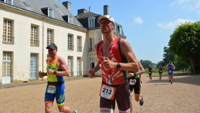 Coureurs devant un château