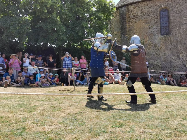 Combat de chevalier avec public derrière
