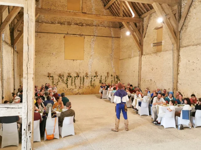 Banquet avec personnes costumées dans une grange