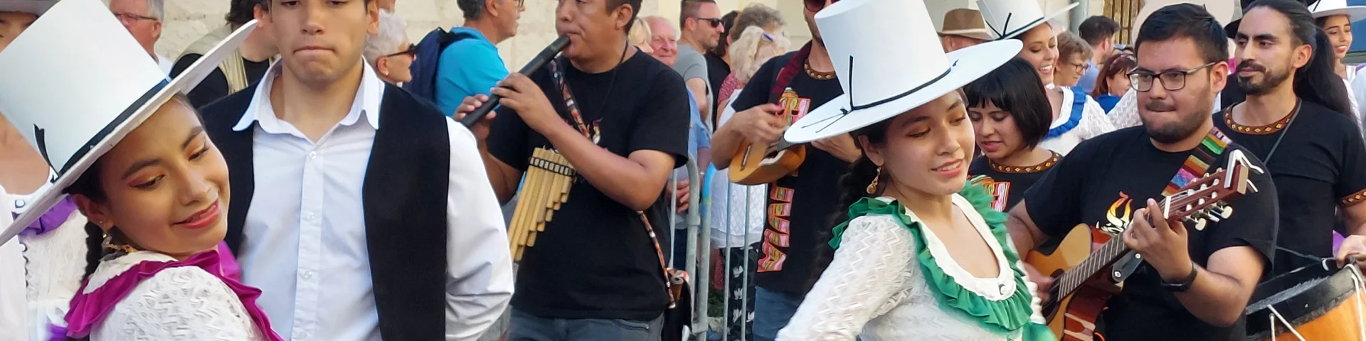 Danseurs et musiciens d'un festival lors d'un défilé dans la rue